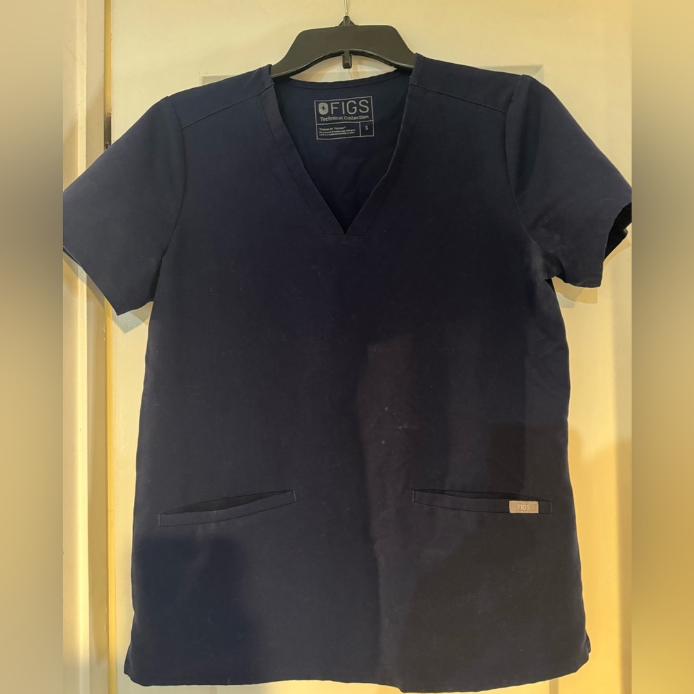 Casma Three-Pocket Scrub Top